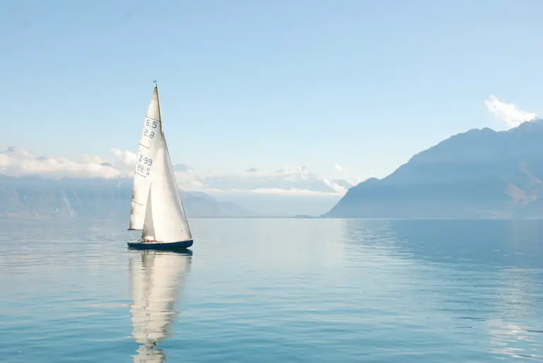 How to get into sailing - sailing on a calm ocean
