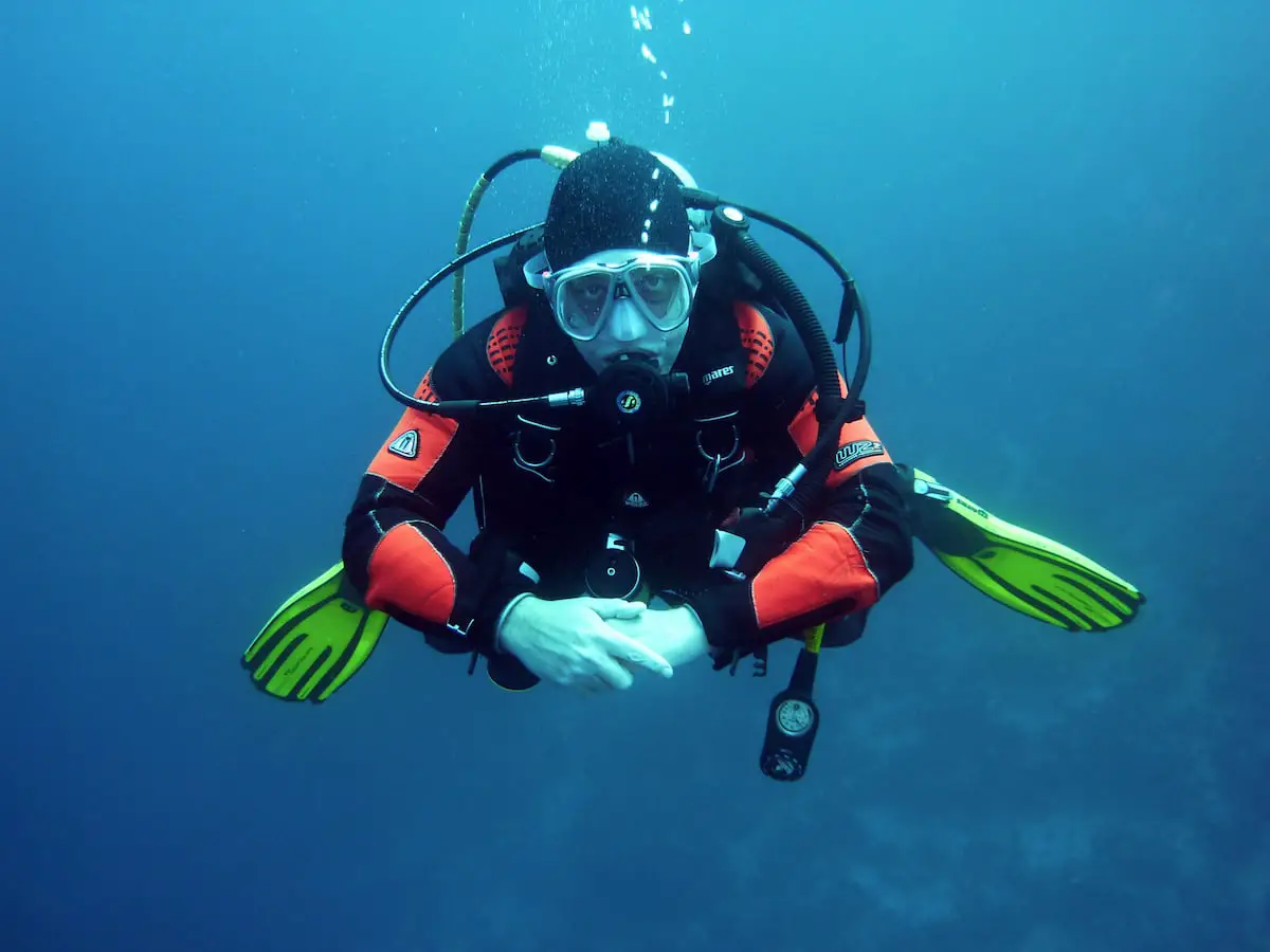 How to become a dive master