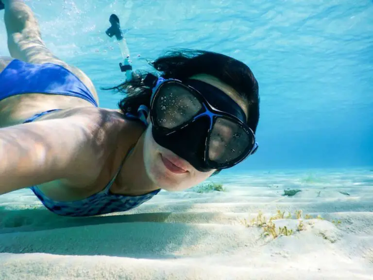 How to start smorkeling - woman snorkelling looking at the camera